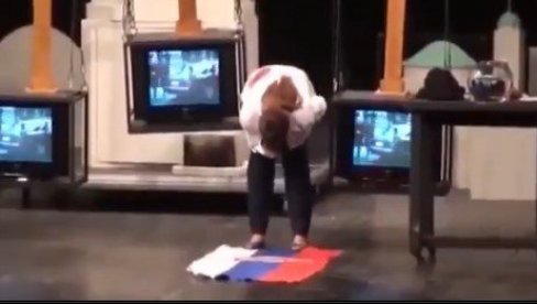 GLUMICA POVRAĆA PO ZASTAVI SRBIJE: Ovako izgleda „umetnost“ za studente u blokadi (VIDEO)