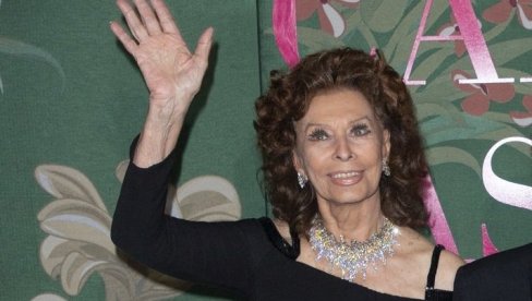 IKONA ITALIJANSKOG FILMA PROSLAVILA 92. ROĐENDAN: Sofiji Loren snajke priredile emotivno iznenađenje (FOTO)