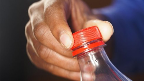 PRVO ČEPOVI, A SAD... Menja se plastična ambalaža, evo šta čeka kupce