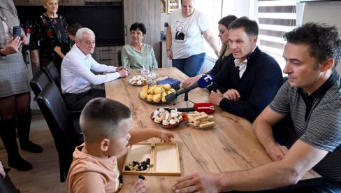 MALI U POSETI ĆEĆEZIMA: Obišao porodicu sa četvoro maloletne dece (FOTO)