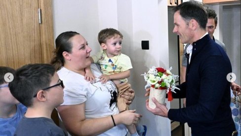 MALI OBIŠAO PORODICU SA ČETIRI SINA: Jake porodice znače jaku Srbiju, a jaki smo samo Ujedinjeni! (FOTO)