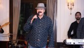 ТОРТА МЕ ЈЕ ОБРАДОВАЛА: Харис Џиновић прославио рођендан на наступу у Београду, уз пријатеље, песму и велико изненађење (ФОТО)