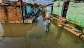 POPLAVE ODNELE PREKO 60 ŽIVOTA: Oštećeno više od 1.000 kuća, jake padavine napravile pravu katastrofu (FOTO/VIDEO)