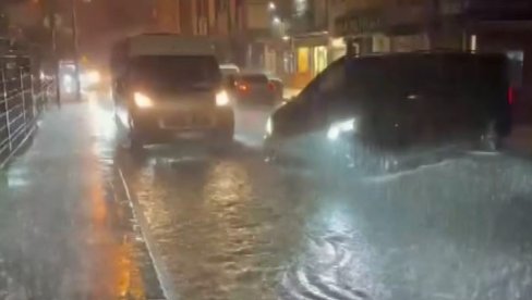 POTOP U ISTANBULU: Škole zatvorene, putevi pod vodom, vlasti naredile građanima da ne izlaze iz kuća