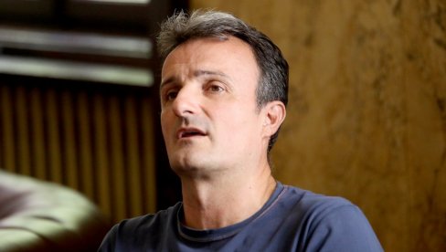MISLIO JE DA BI IH DECA SPASLA OD RAZVODA: Naš pevač promenio život iz korena, pa u 40. dobio sina sa drugom ženom