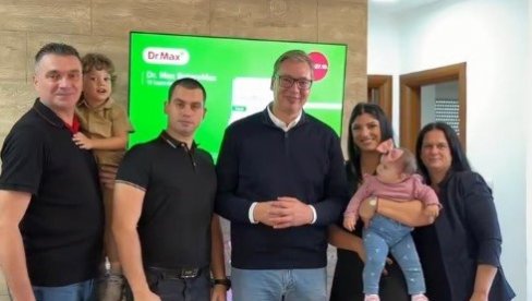 VUČIĆ POSETIO PORODICU DAKIĆ: Uz pomoć kredita za mlade sada imaju svoj dom, mesto gde će stvarati najlepše uspomene (VIDEO)