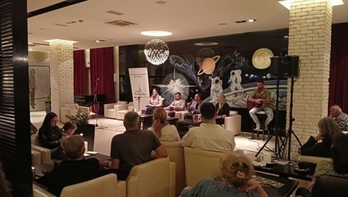 IZMEĐU SLIKE I STIHA: Kada se poezija pesnikinje Ane Ilić preseli na platno slikarke Jane Janjić (FOTO)