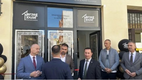 GRADONAČELNIK NOVOG SADA MIĆIN OTKRIO SKANDALOZNO PONAŠANJE BLOKADERA Vređao i pretio zaposlenima i ženama u Hercegovačkoj kući (VIDEO)