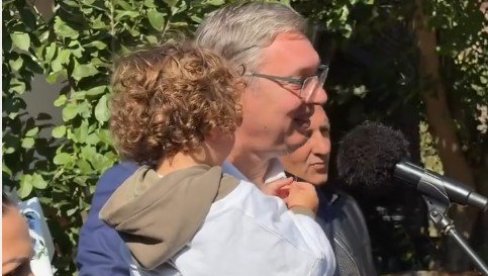 VUČIĆ SA MALIM VIDOM U SELU LESKOVAC: Hvala ti na velikoj pomoći i glasnoj podršci! (VIDEO)