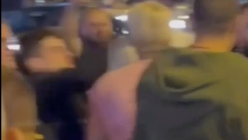 JEZIVO: Blokader krvnički udario aktivistkinju SNS pesnicom u glavu (VIDEO)