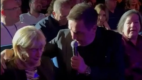 KEBA RASPLAKAO GORDANU ZDRAVKOVIĆ: Pevao Tomin hit pa sišao u publiku, zagrlio Tominu udovicu, ona lije suze (FOTO)