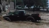 TRAŽENO VANREDNO STANJE: Bujice ruše mostove i nose automobile, ima povređenih - potop na Kritu (FOTO/VIDEO)