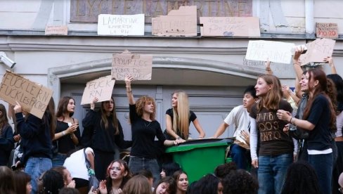 NOVA BRANI BLOKADE I U FRANCUSKOJ: Kad protestuju učenici - to je borba za prava, a kad se blokira Srbija? (FOTO)