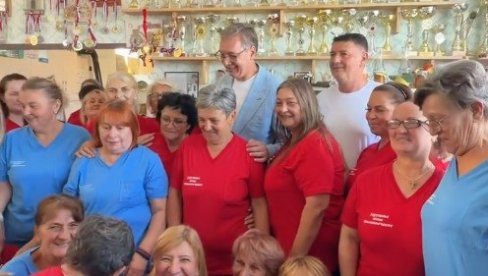 VUČIĆ SA VREDNIM ŽENAMA U ŠIMANOVCIMA: NJihova snaga i trud su primer svima (VIDEO)