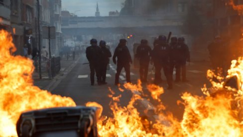 UŽAS U FRANCUSKOJ, DIREKTOR ŠKOLE POLIVEN BENZINOM: Studenti zapalili ulice, haos na svakom koraku (VIDEO)