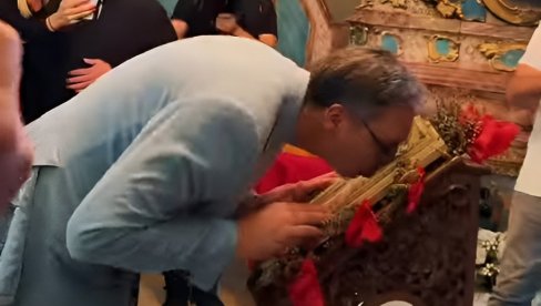 DA ČUVAMO SVOJU VERU, TRADICIJU I KORENE: Vučić posetio crkvu Svetog Nikole u Irigu (VIDEO)