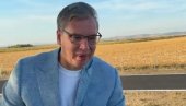 GOZBA NA PARKINGU: Tokom obilaska Sremskog okruga Vučić odlučio da predahne (VIDEO)