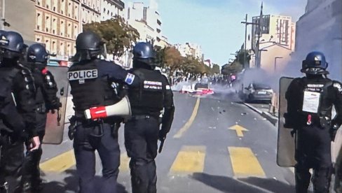 JURILI I TUKLI POLICAJKU: Čuvari reda na meti učesnika pobune