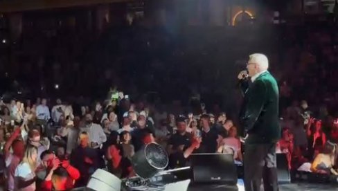 УЗ АНЂЕЛИЈУ СТИГЛА НАЈЛЕПША ВЕСТ: Посебан тренутак на концерту Миланчета Радосављевића у Новом Саду (ФОТО)