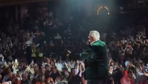 NOVI SAD PEVAO UZ LEGENDU NARODNE MUZIKE: Milanče Radosavljević nastavio turneju Od Valjeva do Loznice (FOTO)