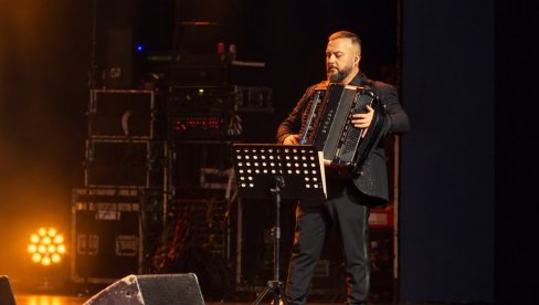 AKO JE PUBLIKA OSETILA DA JE PONOVO MEĐU NAMA, USPELI SMO: Borko Radivojević predvodio orkestar na koncertu u čast Tome Zdravkovića (FOTO)