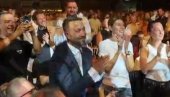RASTA IZ PRVOG REDA PRATIO MILANČETA: Poseban trenutak na koncertu legende narodne muzike (FOTO)