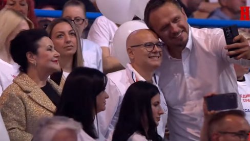SNEŽANA SAVIĆ U PUBLICI U ARENI: Pevačica stigla na veliki skup da pruži podršku Aleksandru Vučiću!