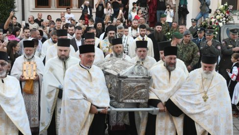 DUHOVNI PRAZNIK GRADA NA IBRU: Uz svečanu litiju mošti prepodobne Anastasije Srpske dočekane u Kraljevu