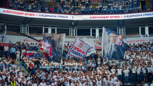 ORE SE PATRIOTSKE PESME: Puna Arena čeka Vučića (VIDEO)