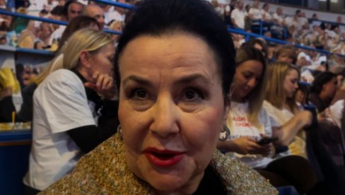 SNEŽANA SAVIĆ U ARENI: Tri poljupca za Vučića, pa jasna poruka (VIDEO)