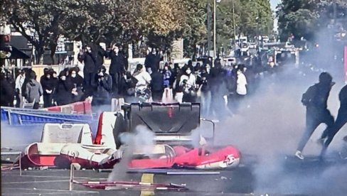 U PROTESTIMA DEMOLIRAN AUTO ZVEZDE GRANDA: Demonstranti izazvali haos, ukrali mu i kasetofon usred Pariza (FOTO)