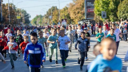 „TRKA ZA SREĆNIJE DETINJSTVO“ U KIKINDI: U pokretu za zdraviji život i bolje škole 4.000 učesnika