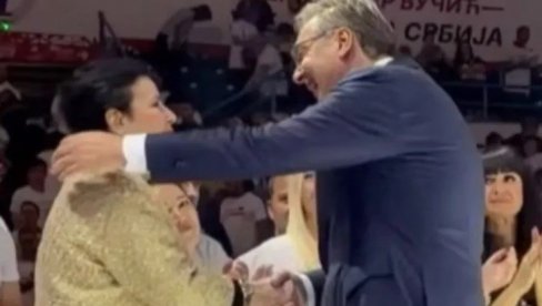 TRI POLJUPCA ZA VUČIĆA! Hvala Vam, draga Snežana, na ljubavi, podršci i poverenju (VIDEO)