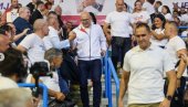 DA IH POBEDIMO UBEDLJIVO! Poruka lidera naprednjaka jasna, a evo kojoj poznatoj glumici je poljubio ruku (FOTO)