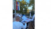 ОМЛАДИНА СНС У АКЦИЈИ, АУТОБУС КРСТАРИ НОВИМ БЕОГРАДОМ: Народ пружа подршку Александру Вучићу и листи Уједињена Србија