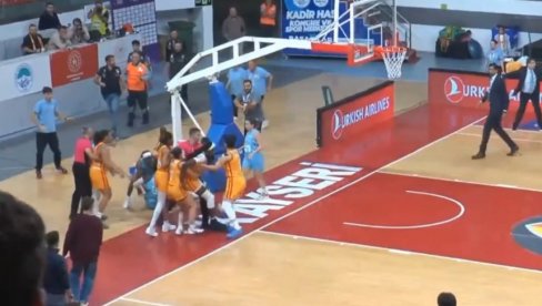 Žestoka tuča košarkašica u Turskoj, jedva su ih razdvojili (VIDEO)