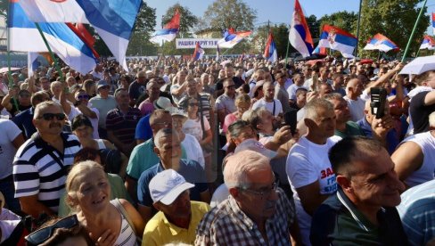 KRALJEVO UZ UJEDINJENU SRBIJU: Oko 3.000 građana na Trgu srpskih ratnika, zastave, osmesi i poruka zajedništva (VIDEO)