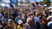 KRALJEVO UZ UJEDINJENU SRBIJU: Oko 3.000 građana na Trgu srpskih ratnika, zastave, osmesi i poruka zajedništva (VIDEO)