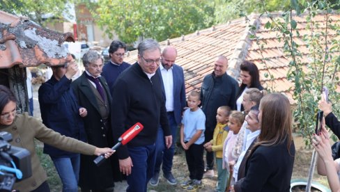 БРИГА О ЉУДИМА ЈЕ НЕШТО ОД НАЈВЕЋЕГ ЗНАЧАЈА Вучић: Наши противници се туку око застава, микрофона, док наши људи иду од врата до врата