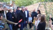 BRIGA O LJUDIMA JE NEŠTO OD NAJVEĆEG ZNAČAJA Vučić: Naši protivnici se tuku oko zastava, mikrofona, dok naši ljudi idu od vrata do vrata