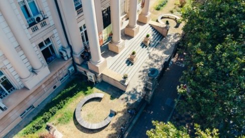 OD DRVETA DO KNJIGE: Postavljene klupe ispred Univerzitetske biblioteke