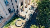 OD DRVETA DO KNJIGE: Postavljene klupe ispred Univerzitetske biblioteke