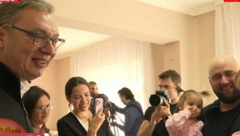 ZNAŠ KAKO SAM JA SREĆAN SA JEDNOM ĆERKOM, A TI...: Emotivni susret Vučića sa porodicom Maksimović (VIDEO)