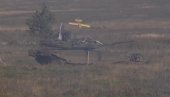 DRONOVI MU NE MOGU NIŠTA! Ruski tenk priredio TOTALNI HAOS na vojnim vežbama! (VIDEO)