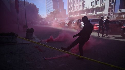 TOTALNI HAOS U PRIŠTINI! Pristalice tzv. OVK blokirale vladu i skupštinu, bacaju pirotehnička sredstva (VIDEO)
