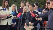 БРНАБИЋ ИСПРЕД ПАРЛАМЕНТА ПОРУЧИЛА: Студентска листа је превара