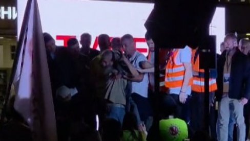 INCIDENT STUDENTSKE LISTE U ČAČKU: Blokaderi se napili i umalo pobili oko mikrofona (VIDEO)