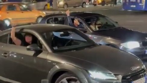 GRAĐANI NA KONJARNIKU POZDRAVLJALI AKTIVISTE SNS: Uzvikivali Aco, Srbine u znak podrške Aleksandru Vučiću (VIDEO)