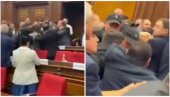ŽESTOK SUKOB U PARLAMENTU JERMENIJE: Poslanici se potukli usred sednice (VIDEO)