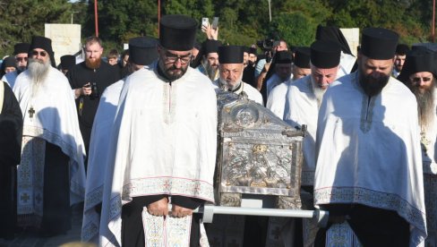 POVRATAK SVETINJE U STUDENICU: Mošti prepodobne Anastasije ispraćene iz kraljevačkog Hrama Svetog Save